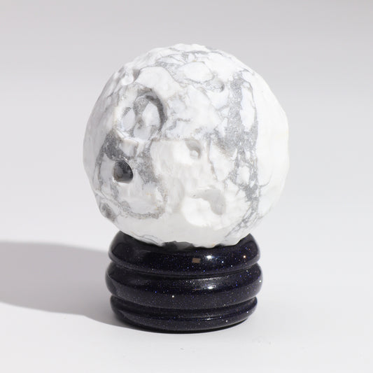 1x Planète en howlite blanche avec support solaire (LUA) - 40 mm