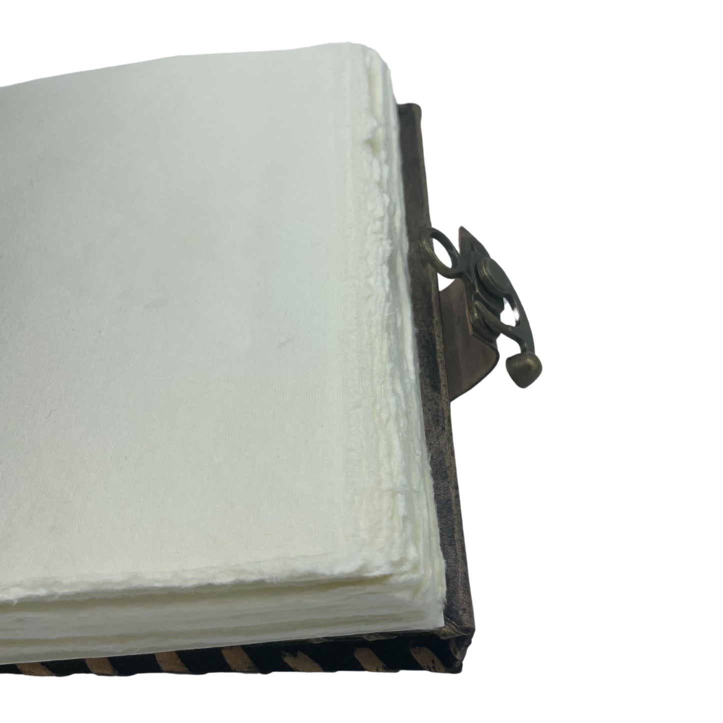 Carnet marron avec bords usés et motif mauvais œil