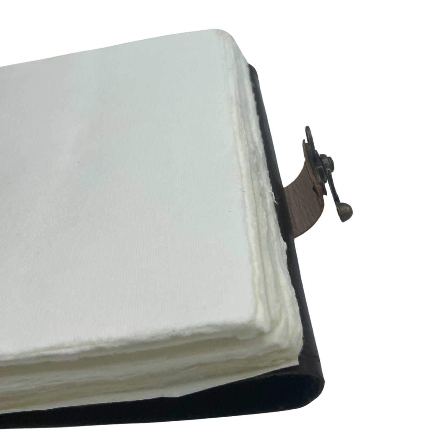 Carnet de notes marron foncé avec bords usés et motif « mauvais œil »