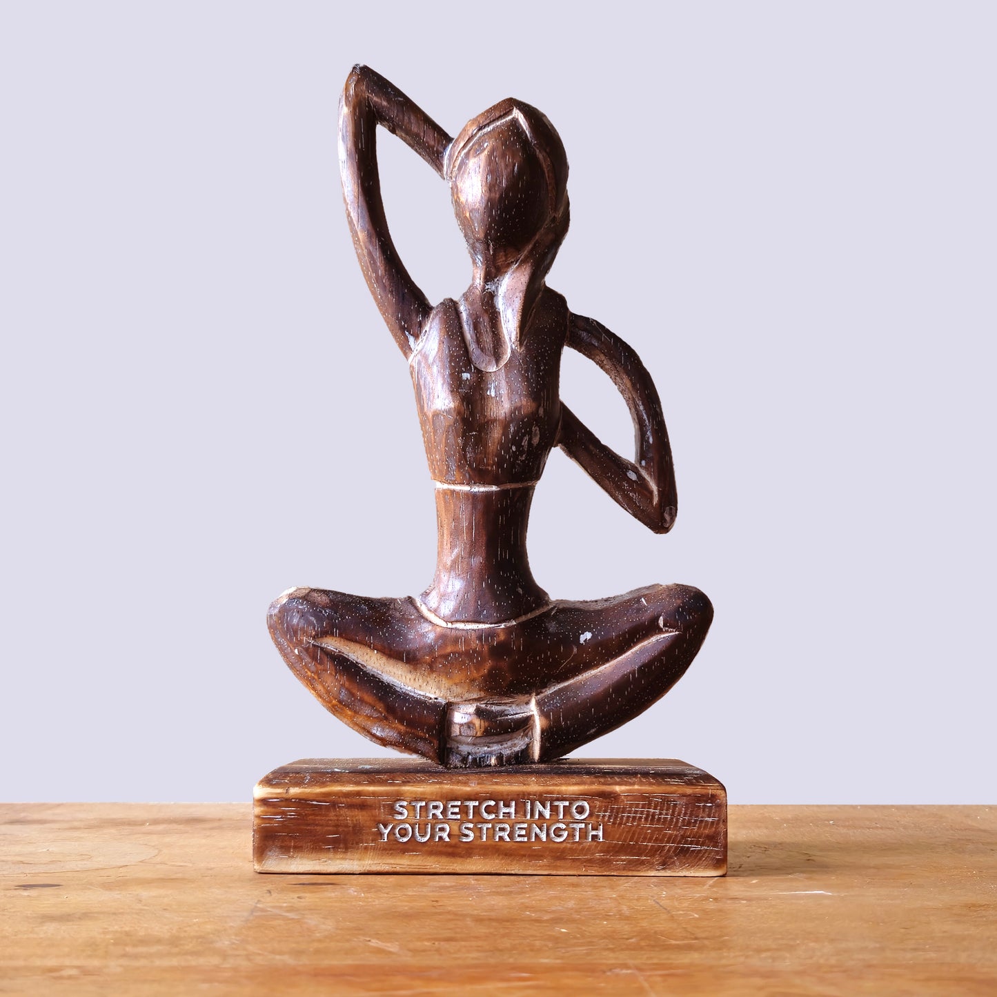 Yoga de la femme en bois - Ancien - Développez votre force