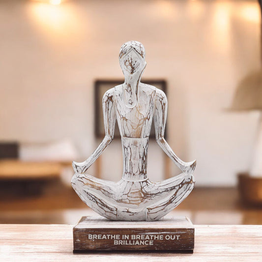 Yoga de la femme en bois - Blanchie à la chaux - Pose facile - Inspirez, expirez, brillez
