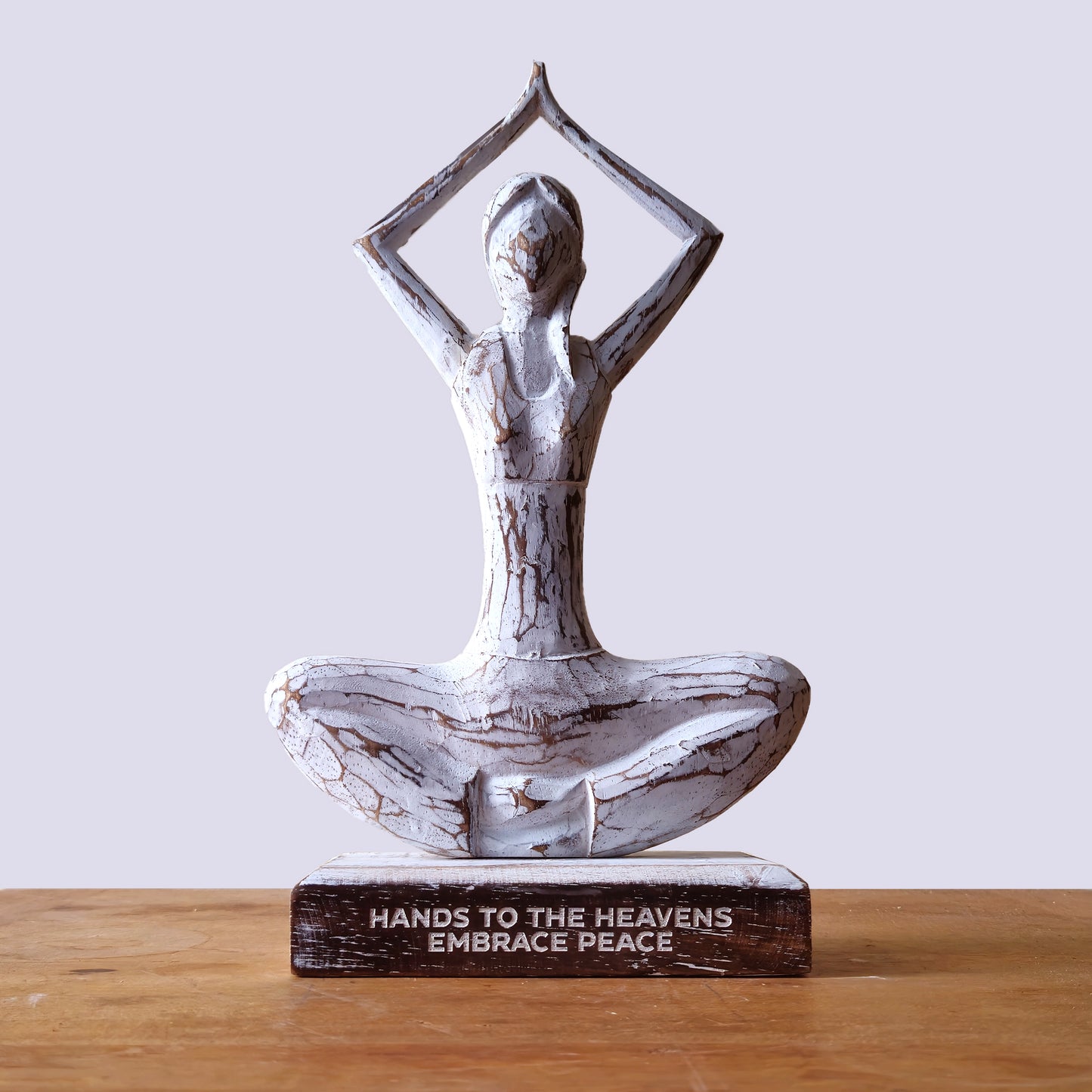 Yoga de la femme en bois - Blanchie à la chaux - Pose des mains en l'air - Mains vers le ciel - Embrassez la paix