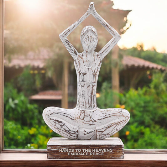 Yoga de la femme en bois - Blanchie à la chaux - Pose des mains en l'air - Mains vers le ciel - Embrassez la paix