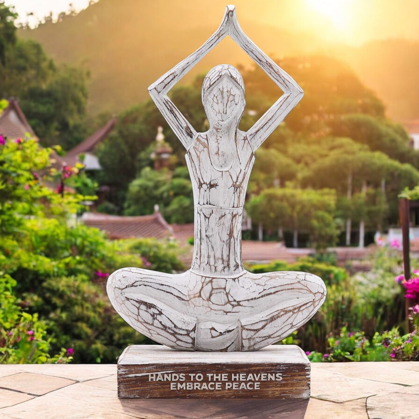 Yoga de la femme en bois - Blanchie à la chaux - Pose des mains en l'air - Mains vers le ciel - Embrassez la paix