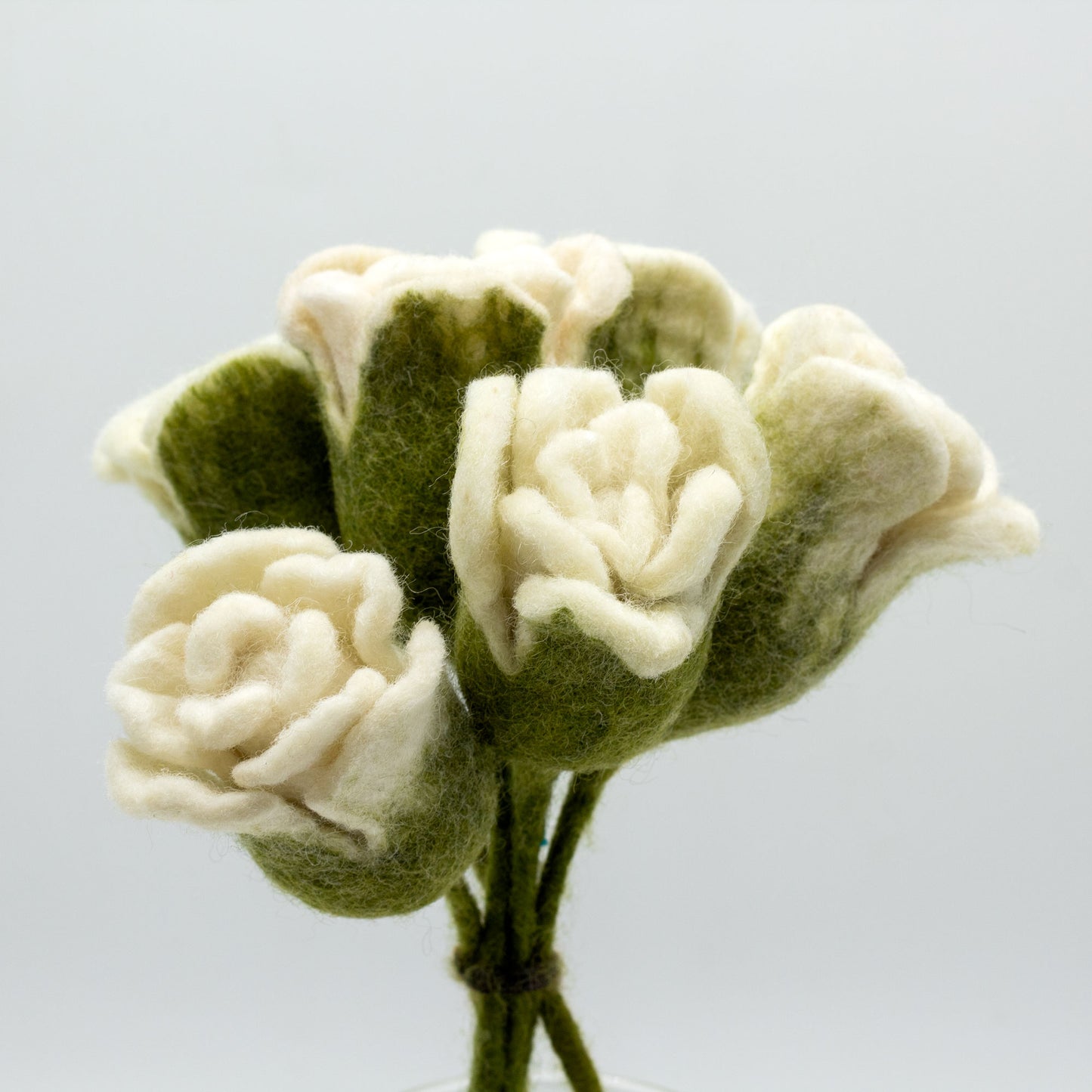 Fleurs en feutre - Roses blanches