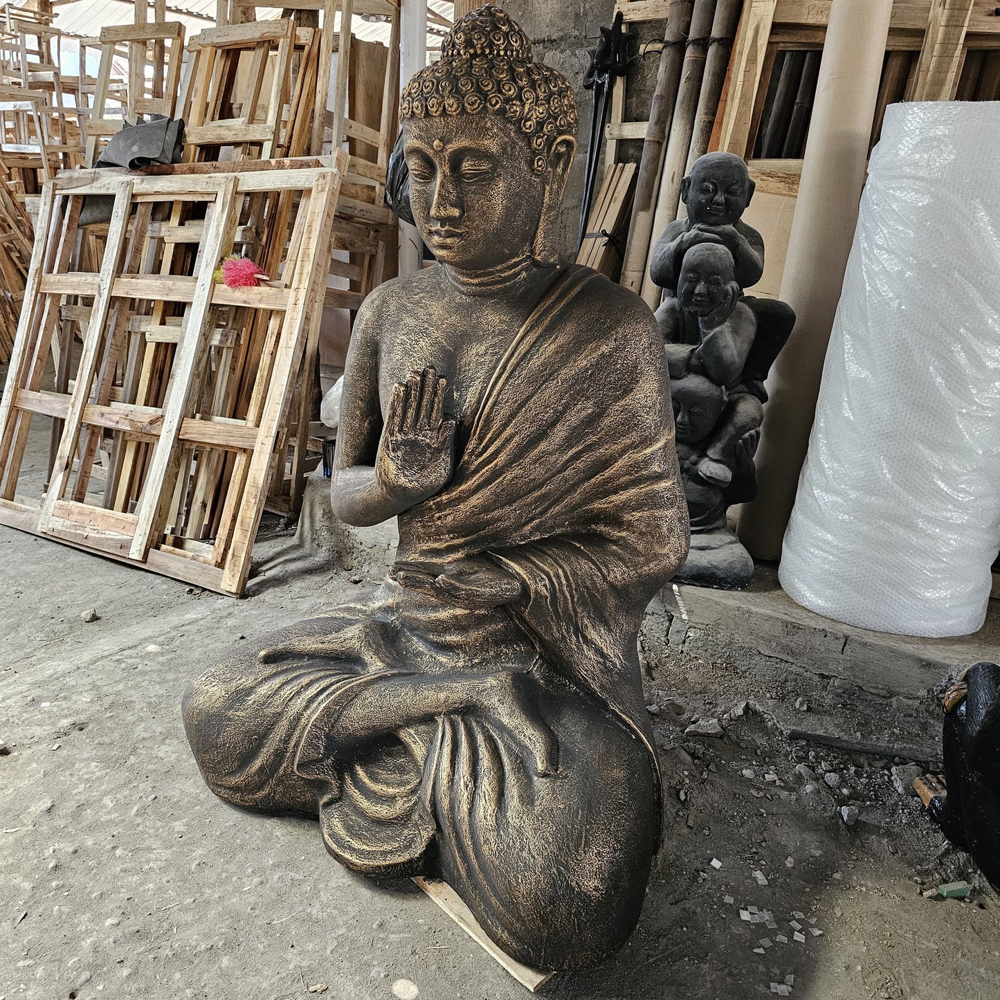 Grand Bouddha antique doré en méditation dans un stupa - 1,5 m