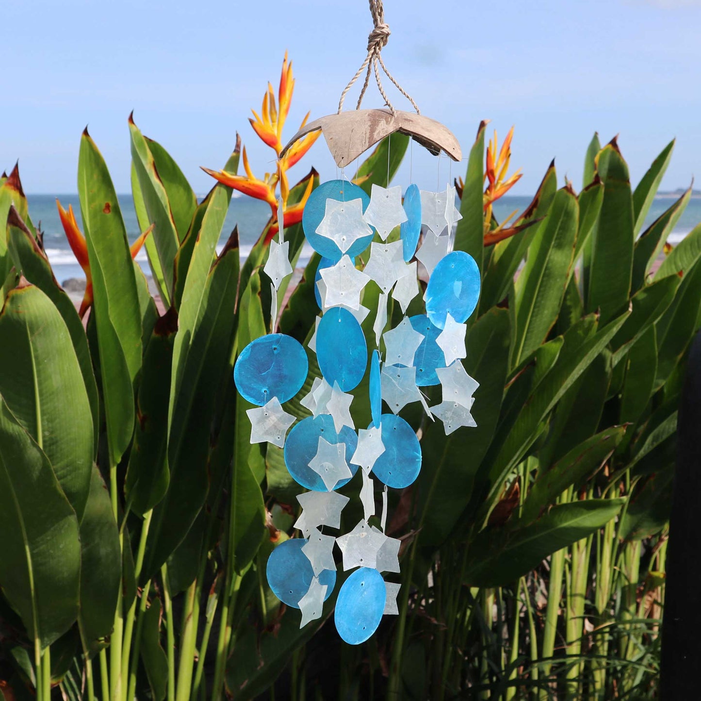 Carillons éoliens en noix de coco et capiz - Étoiles bleues et blanches - 30 cm