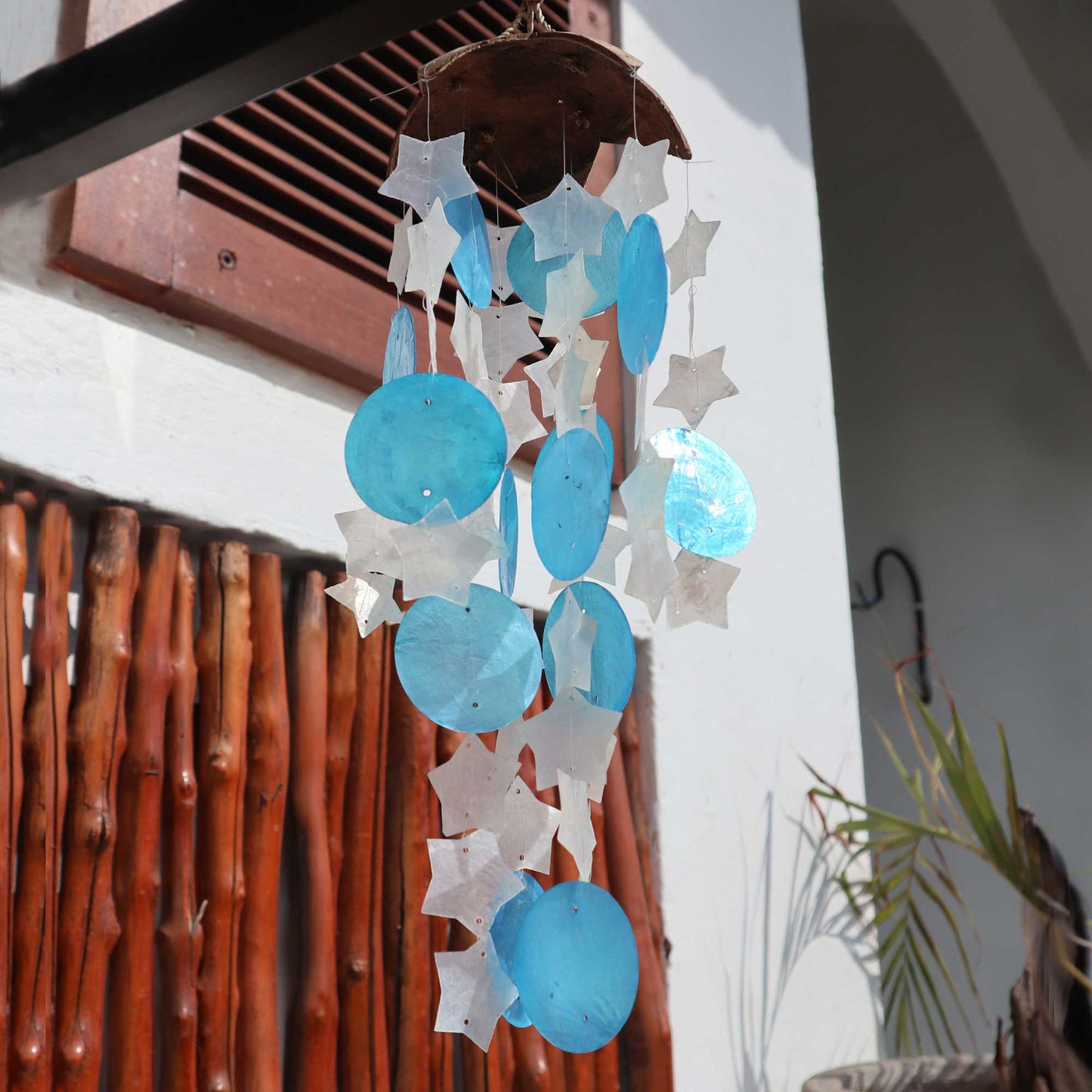 Carillons éoliens en noix de coco et capiz - Étoiles bleues et blanches - 30 cm