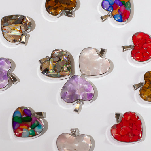 12 pendentifs cœur en acier - Assortiment de pierres précieuses et de coquillages