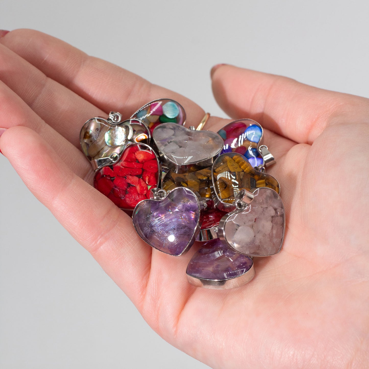 12 pendentifs cœur en acier - Assortiment de pierres précieuses et de coquillages