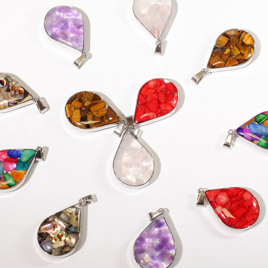 12 pendentifs en forme de larme avec boîtier en acier - Assortiment de pierres précieuses et de coquillages