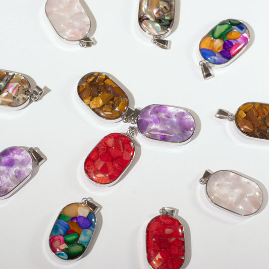 12 pendentifs ovales avec boîtier en acier - Assortiment de pierres précieuses et de coquillages