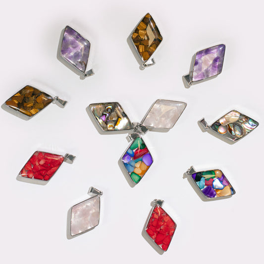 12 x Colgantes en forma de diamante con carcasa de acero - Chips de gemas y conchas Surtido