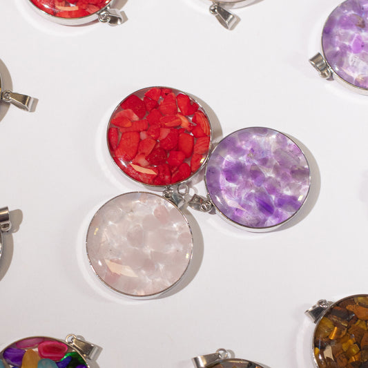 12 pendentifs ronds avec boîtier en acier - Assortiment de pierres précieuses et de coquillages