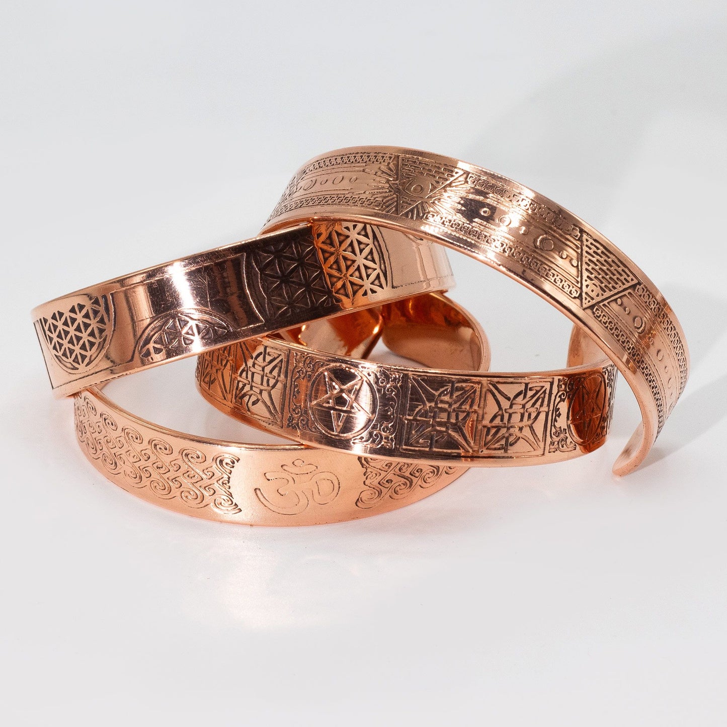 Bracelets en cuivre massif avec affirmations gravées (assortiment)