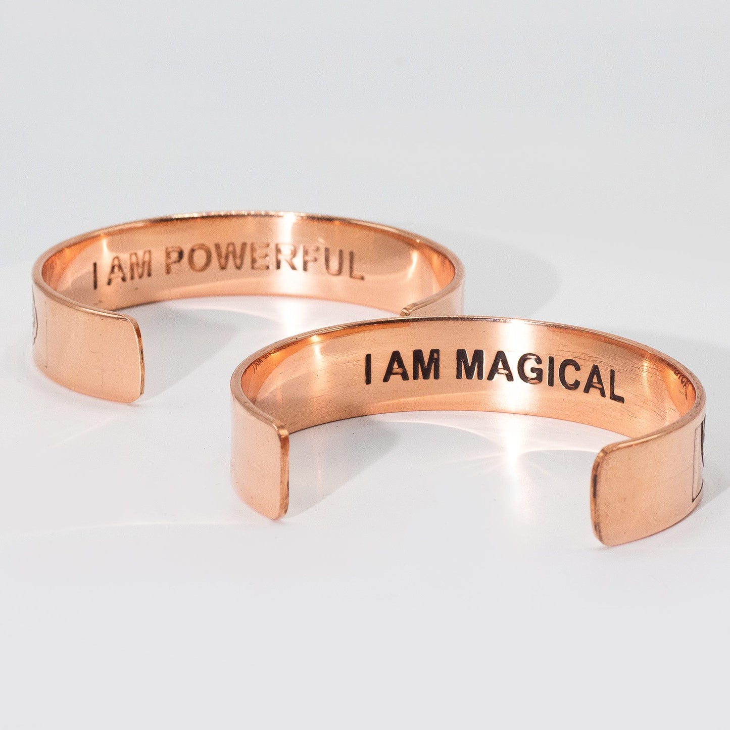 Bracelets en cuivre massif avec affirmations gravées (assortiment)