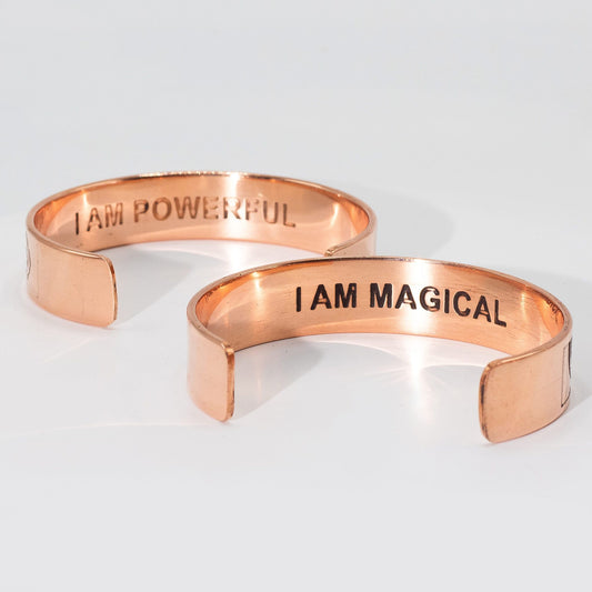 Bracelets en cuivre massif avec affirmations gravées (assortiment)