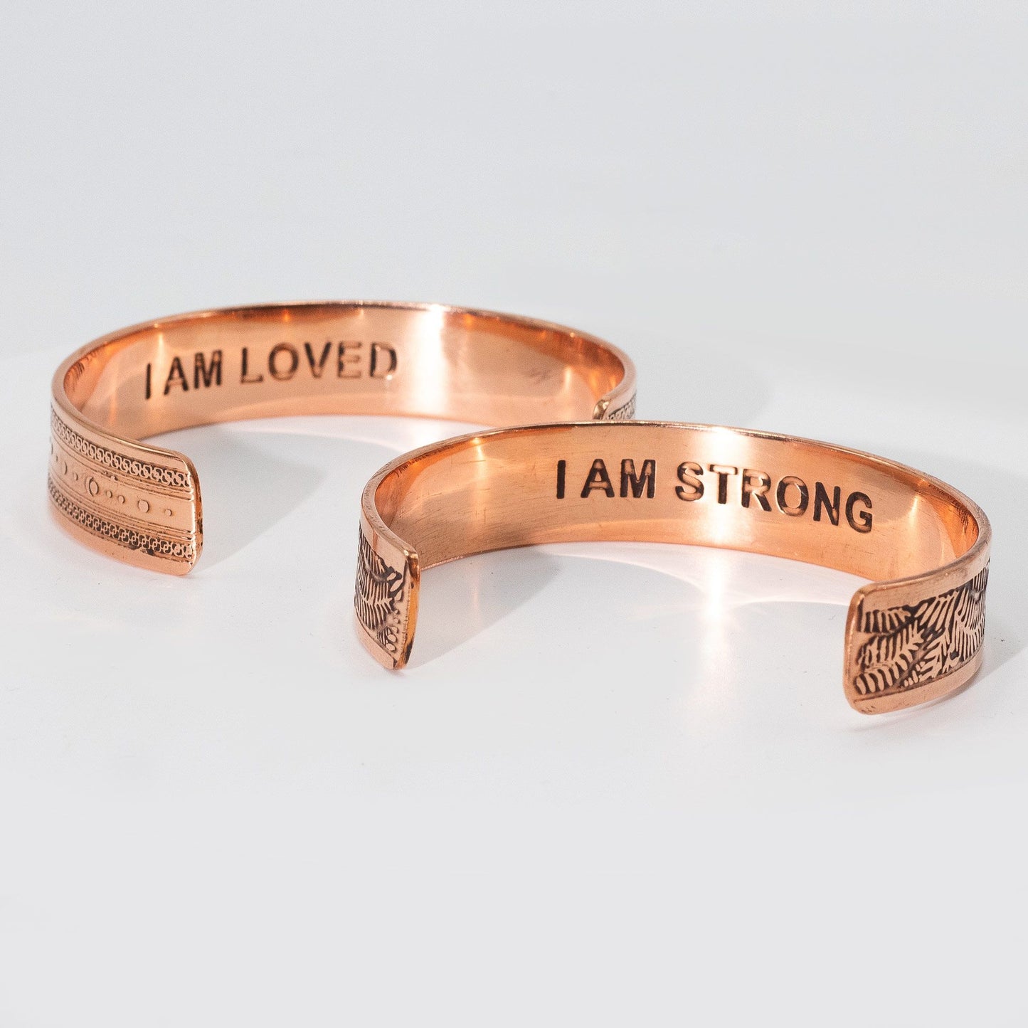 Bracelets en cuivre massif avec affirmations gravées (assortiment)