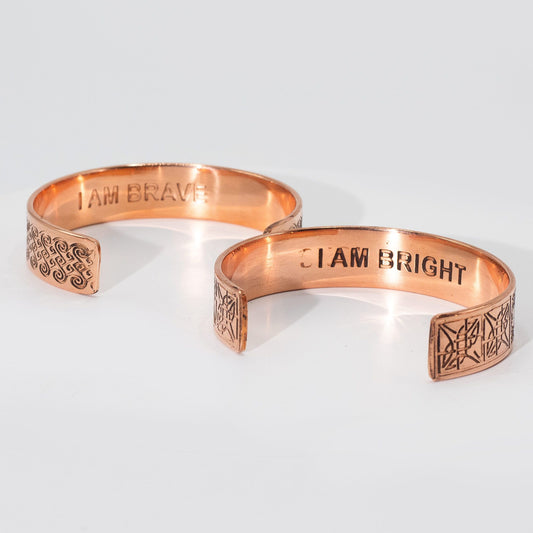 Bracelets en cuivre massif avec affirmations gravées (assortiment)